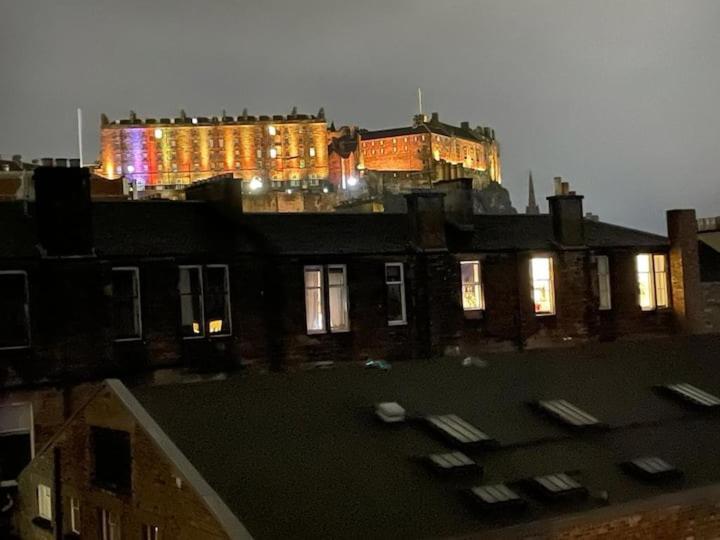 Spacious Modern Centre Castle Views * EDI