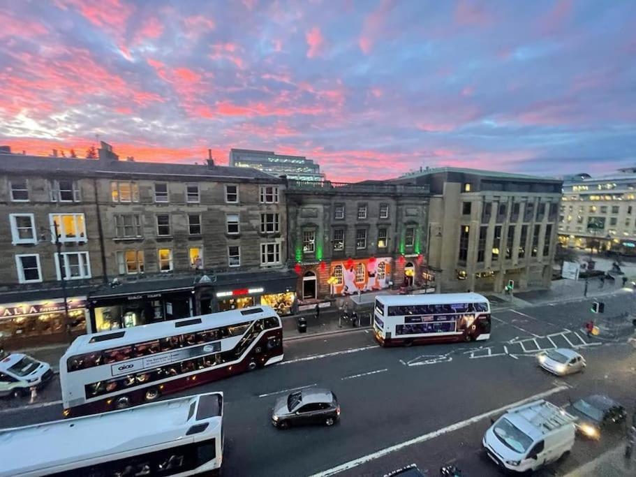 Spacious Modern Centre Castle Views * EDI